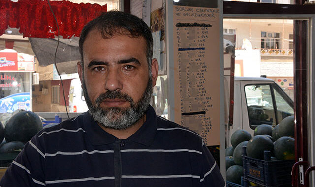 Borcunu ödemeyen müşterilerinin listesini duvara astı