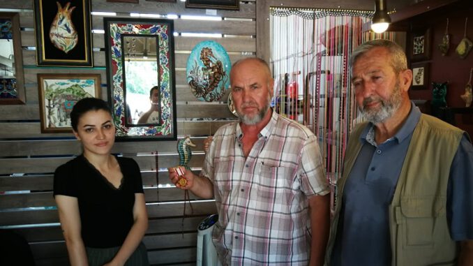 Bulduğu madalyayı teslim etti