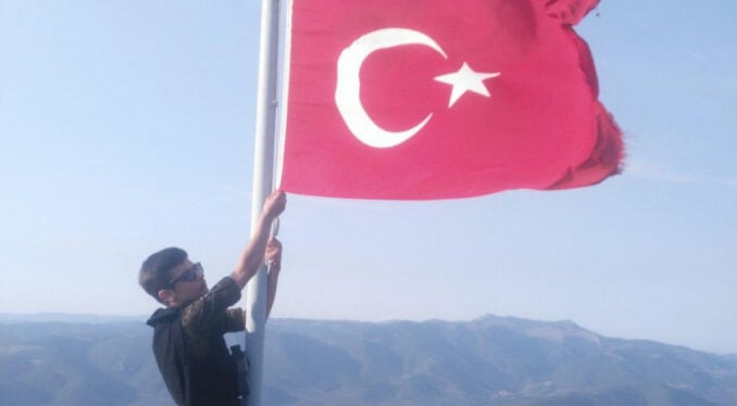 Bursa İznik'te liseliler, tepedeki Türk bayrağını yeniledi