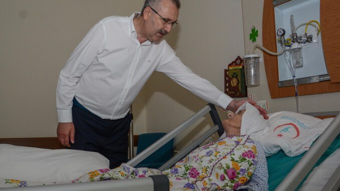 Bursa Karacabey Belediye başkanı Ali Özkan'dan Hastalara Bayram Ziyareti
