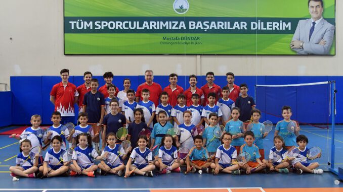 Bursa Osmangazi'de Genç Badmintonculara Milli Destek