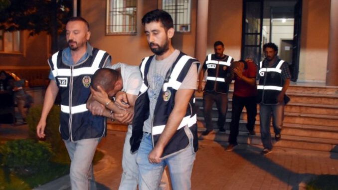 Bursa'da bacadan girdikleri evden 72 bin 500 dolar çaldılar
