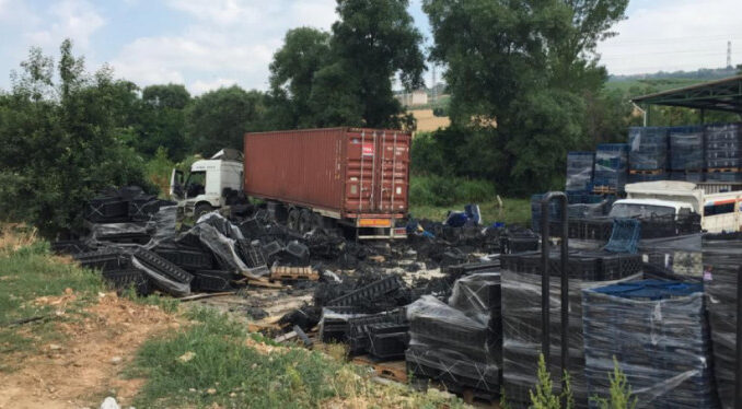 Bursa'da kontrolden çıkan TIR tarlaya girdi!