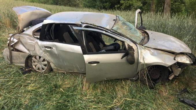 Bursa'da otomobil şarampole yuvarlandı Sürücü, eşi ve oğlu yaralı
