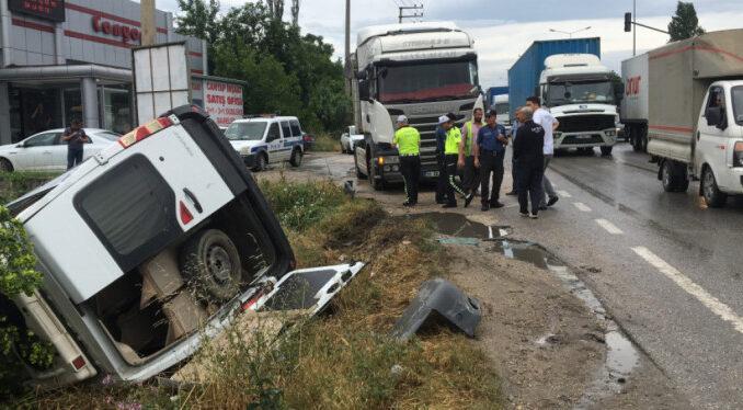 Bursa'da TIR'ın çarptığı servis minibüsü dereye yuvarlandı!