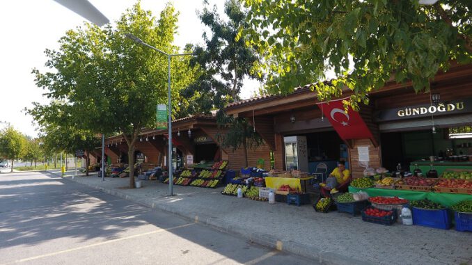 Bursa'da Üretici Pazarı, Vatandaşlara Ucuz ve Taze Sebze Sunuyor