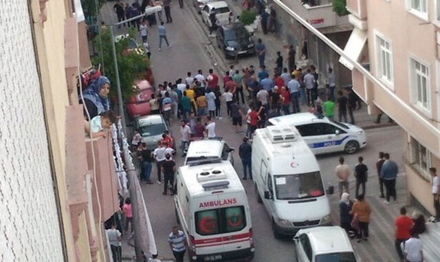 Çocuklar kavga etti, aileler sopalarla birbirine girdi