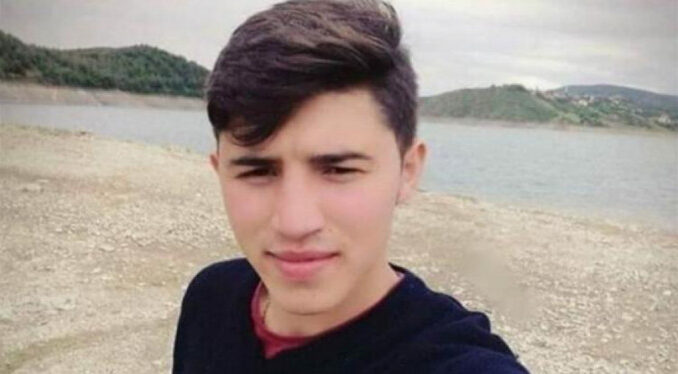 Devrilen traktörün altında kalan genç öldü
