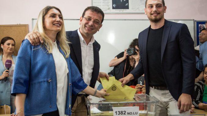 fotograflar-ekrem-imamoglu-ailesi-ile-birlikte-oyunu-kullandi-4051-dhaphoto5-5d0f4e55d3628