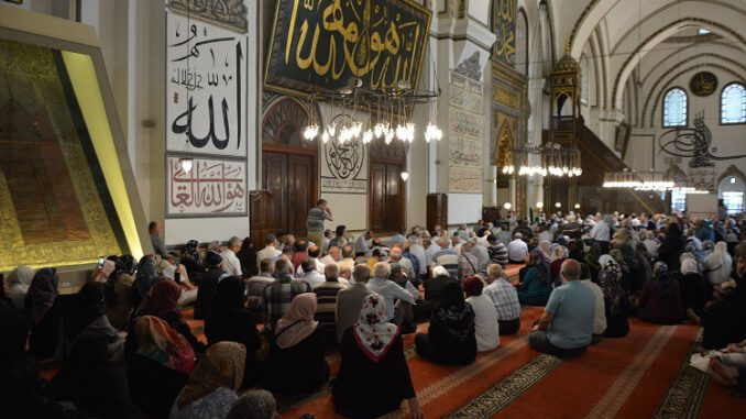 Hacı Adaylarına Bursa Ulucami'de Seminer Verildi