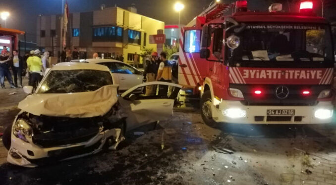 İki otomobil kafa kafaya çarpıştılar! Çok sayıda yaralı var