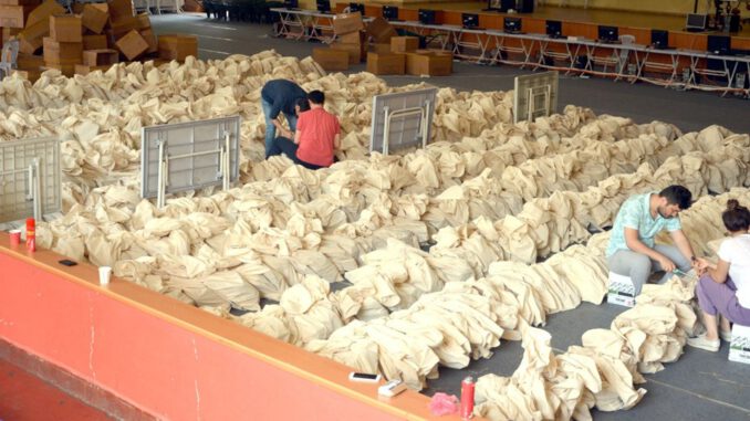 İstanbul'da oy pusulaları torbalara konuldu, dağıtım için hazırlık yapılıyor