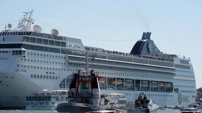 İtalya’da yolcu gemisi turist teknesine ve rıhtıma çarptı En az 4 yaralı