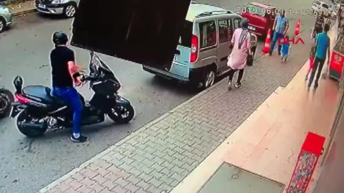 Kartal’da fırın önünde bekleyen kadına silahlı saldırı kamerada