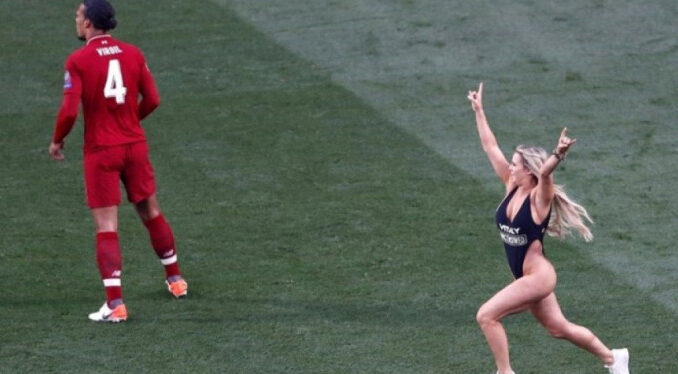 Kinsey Wolanski Şampiyonlar Ligi Finalinde Sahaya Atladı