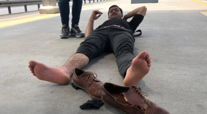 Metrobüs durağındaki şaka kötü bitti!