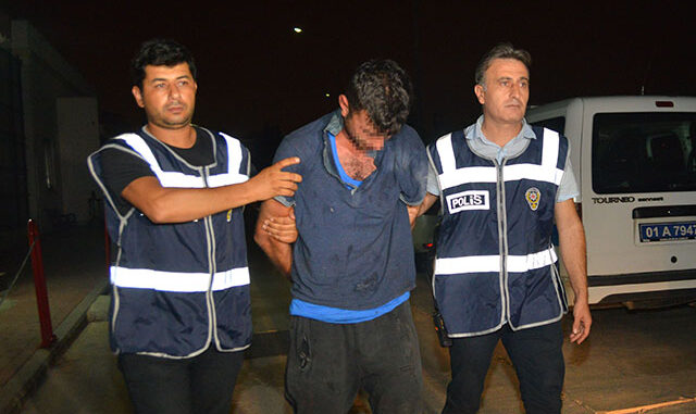 Önce iki kişiyi, ardından da kendisini yakalayan polisi bıçakladı