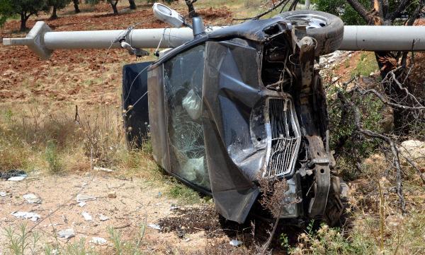 Otomobilin çarptığı direk üzerine devrildi 3 yaralı