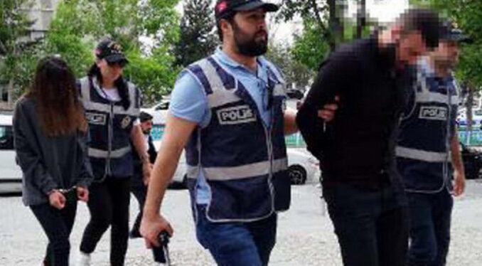 Otomobillerden Ses Sistemleri Çalan Sevgililer Yakalandı