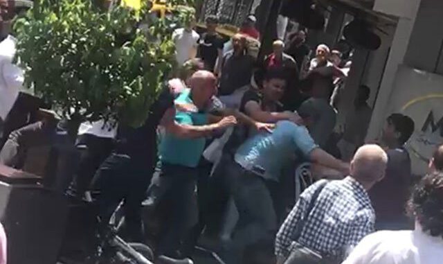 Seyyar satıcılar zabıta memuruna saldırdı