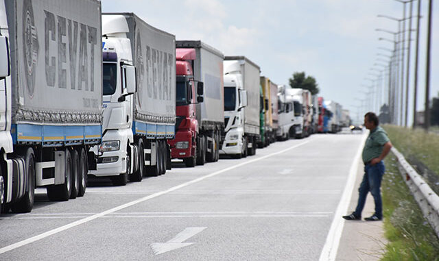 TIR sürücüleri bayramı Kapıkule'de 10 kilometrelik kuyrukta karşıladı