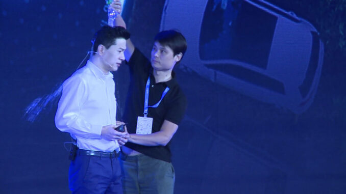 Baidu'nun CEO'su Robin Li'ye su ile protesto