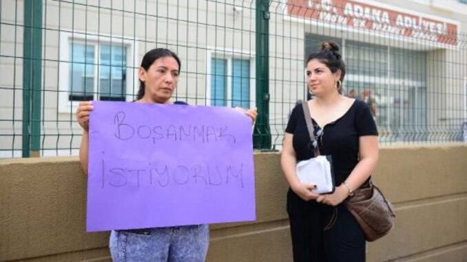 Boşanmak için eylem yapan kadın
