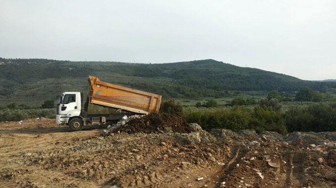 Bursa Gemlik'te yeşil alana hafriyat döken kamyona suçüstü