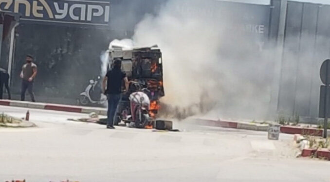 Bursa'da karton yüklü motosiklet alev alev yandı