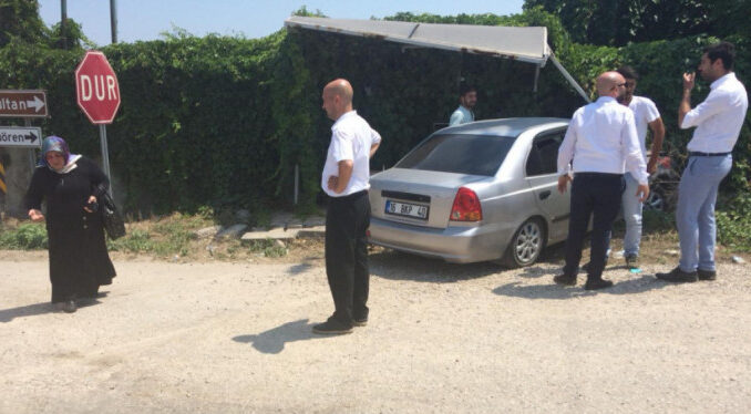 Bursa'da kontrolden çıkan otomobil, otobüs durağına girdi!