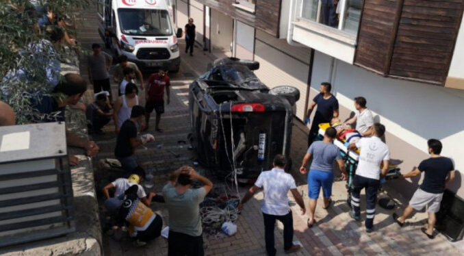 Bursa'da otomobille çarpışan ticari araç site bahçesine düştü
