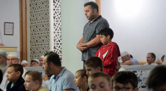 Bursa'da sabah namazına gelen çocuklara hediye