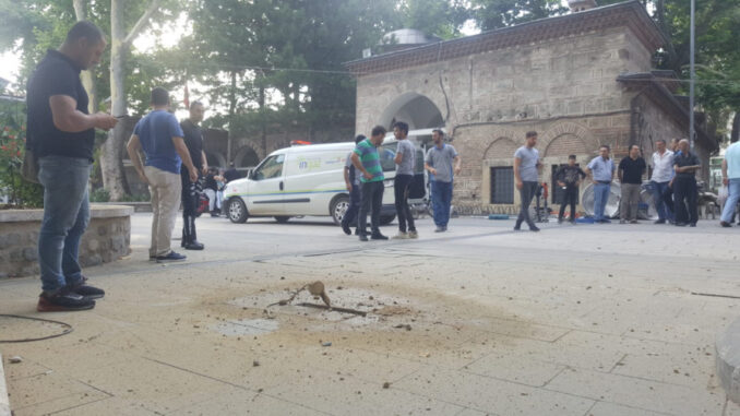 Bursa'da tarihi caminin bahçesinde patlama!