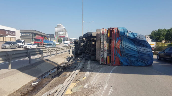 Bursa'da TIR devrildi! Karayolu trafiğe kapandı!