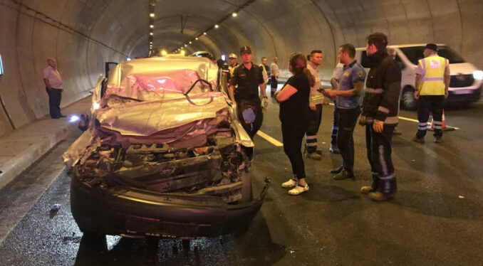 Bursa'da TIR'a arkadan çarpan aracın sürücüsü hayatını kaybetti