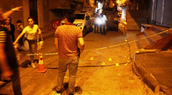 Diyarbakır'da iki grup uzun namlulu silahlarla çatıştılar