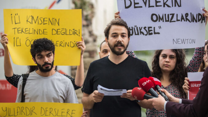 Düşük not verdiği için 5 ay hapis cezası alan Prof. Rigel'e, öğrencilerinden destek açıklaması