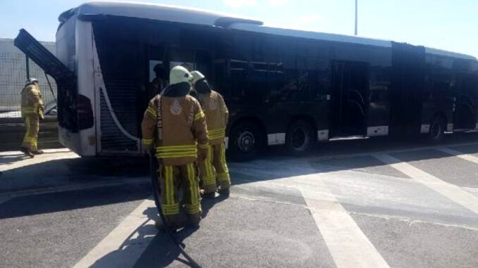Esenyurt Saadetdere Durağındaki Metrobüste Yangın