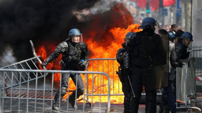 Fransız polisi askeri geçit töreninde protestoculara göz yaşartıcı gazla müdahale etti