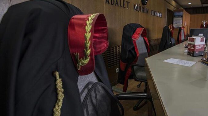 Hakimden cinayet sanığına Telaşlı biri keseri nasıl yıkar