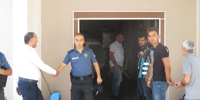 Hamile kadının aracına saldıranların elini sıkan polis amiri açığa alındı