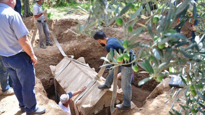 İznik'te Pişmiş Topraktan Yapılan Tarihi Mezar Keşfedildi