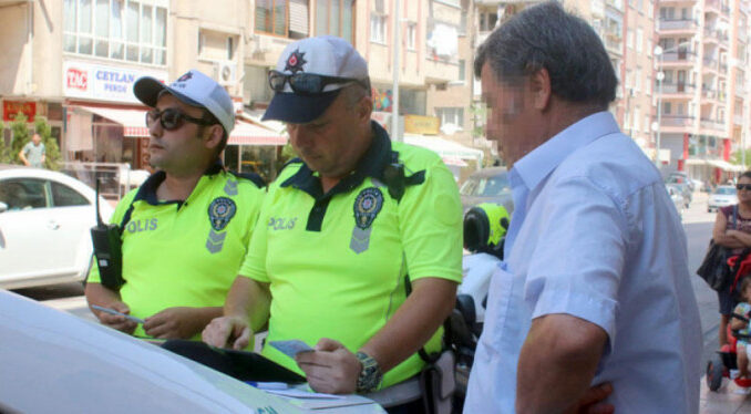 Kırmızı ışıkta geçen yayaya ceza kesen polise Bayram harçlığı mı çıkarıyorsunuz