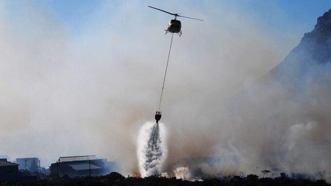 Manisa'da Korkutan Yangın! 3 Helikopter İle Müdahale Ediliyor
