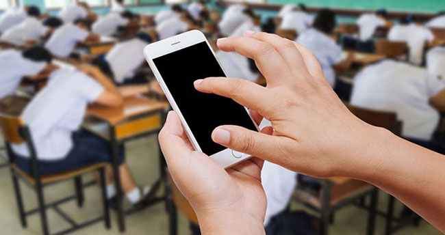 MEB okullarda cep telefonu düzenlemesine gidiyor