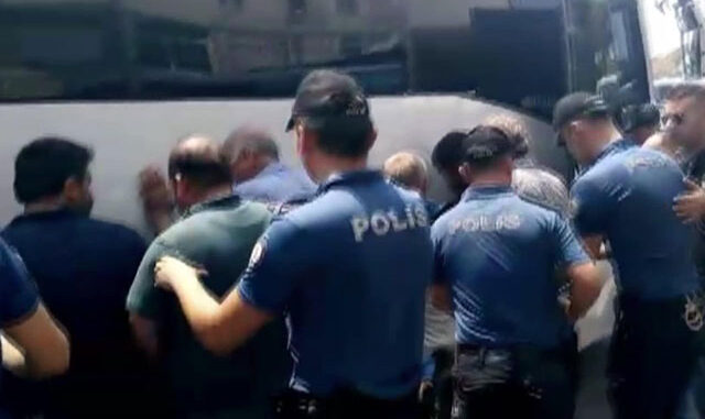 Mersin'de horoz dövüşçülerine polis baskını; 55 kişiye ceza