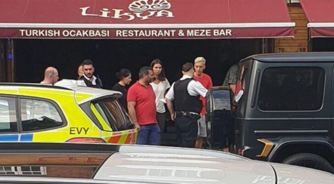 Mesut Özil'e bıçaklı saldırı!