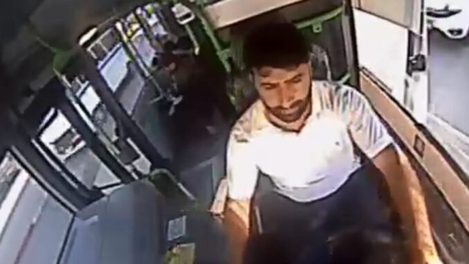 otobus-surucusu-fenalasan-adami-hastaneye-goturdu-1569-dhaphoto3-5d1df613b1677