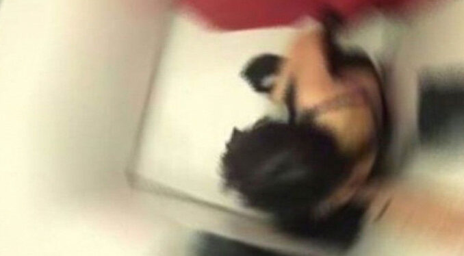 Soyunma kabininde genç kızı görüntülemeye çalışan sapık yakalandı