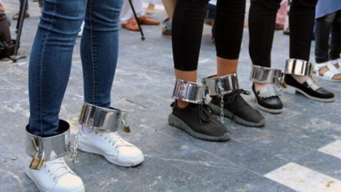 Tayin isteyen öğretmenler pranga ile protesto yaptı